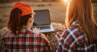 cornfield-laptop-browsing-girls-ecommerce